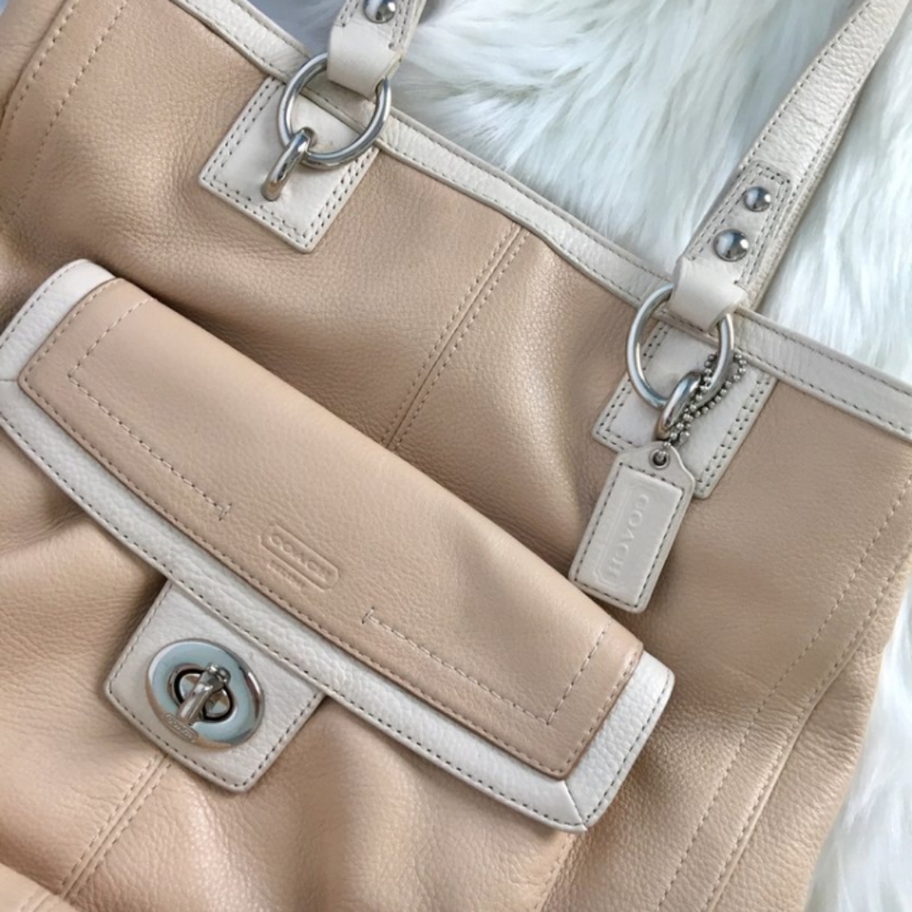 COACH | CARRYALL SHOULDER PEBBLED LEATHER TOTE - Picture 6 of 8